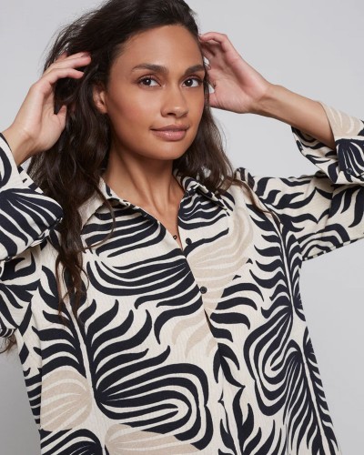 Printed flowy blouse with butt